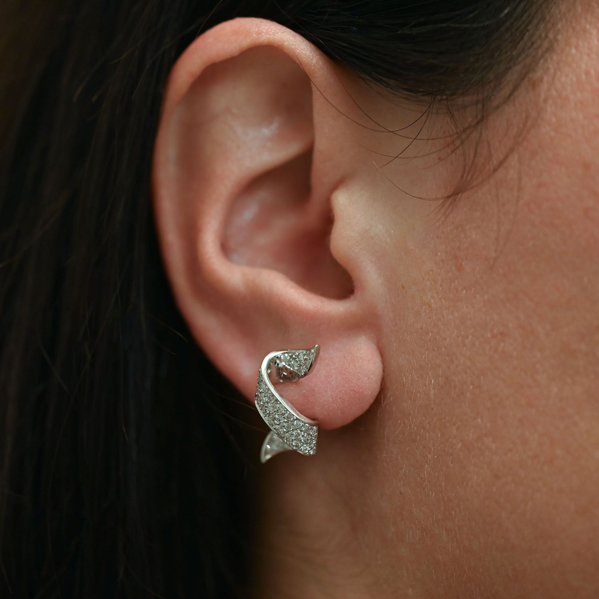 Comprar pendientes en forma de espiral realizados en oro blanco de 18kt con 39 diamantes talla brillante en cada pendiente. Joyería Ian'Or.