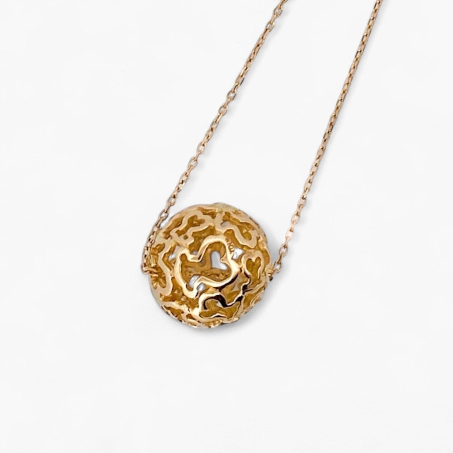 Comprar colgante en forma de bola hueca con la silueta de los icónicos ositos de la firma Tous en oro amarillo de 18kt. Venta de joyas Tous segunda mano.