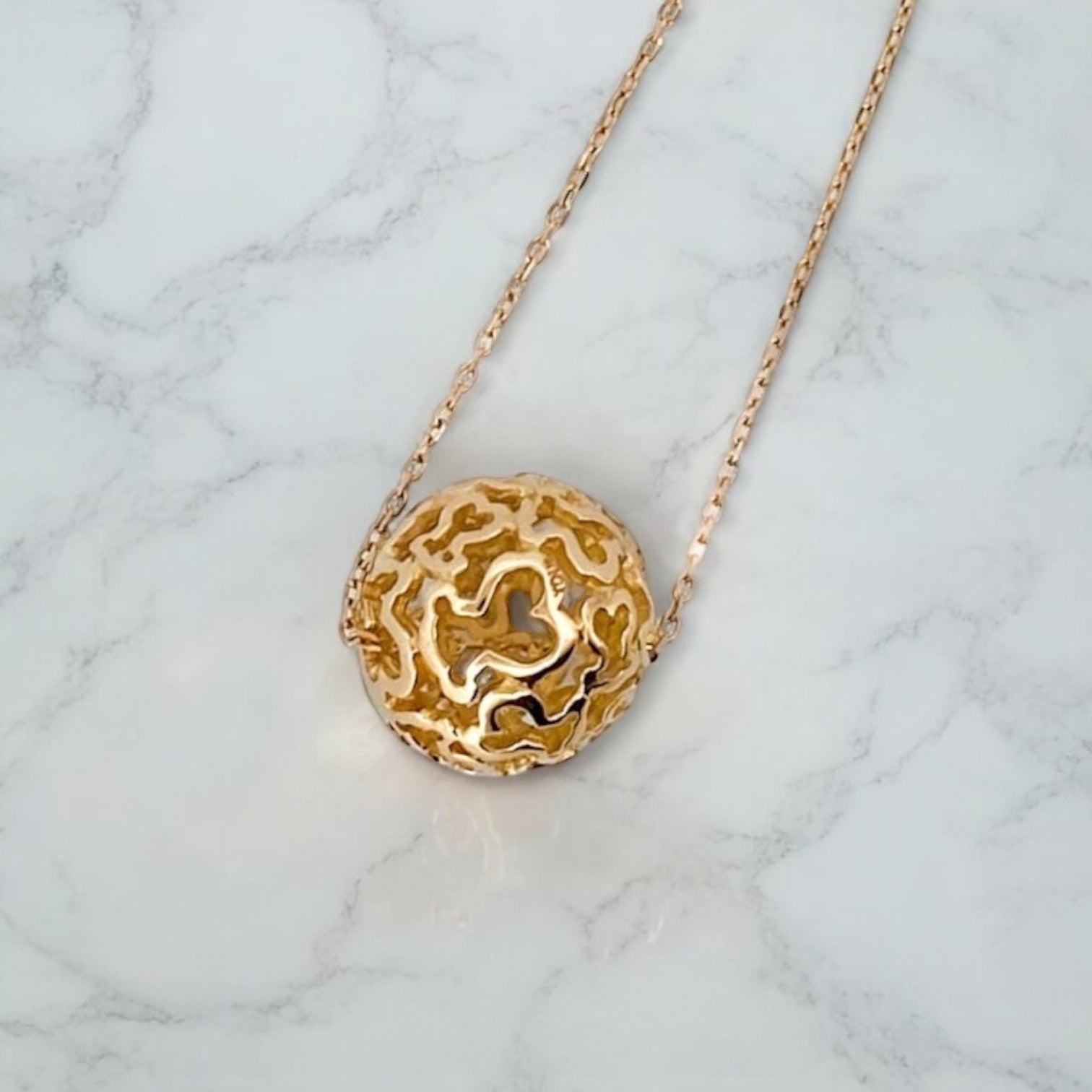 Comprar colgante en forma de bola hueca con la silueta de los icónicos ositos de la firma Tous en oro amarillo de 18kt. Venta de joyas Tous segunda mano.