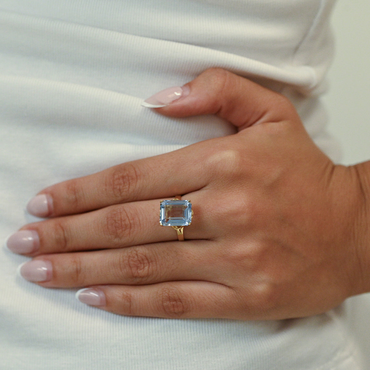 Comprar anillo de oro amarillo de 18kt con topacio talla baguette engastado en 4 grapas. Joyas restauradas. Joyas de segunda mano. Joyería Ian'Or.