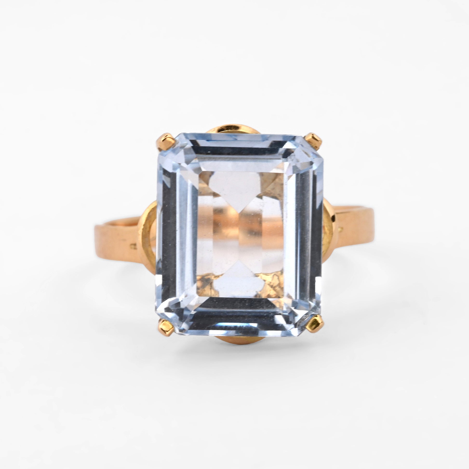 Comprar anillo de oro amarillo de 18kt con topacio talla baguette engastado en 4 grapas. Joyas restauradas. Joyas de segunda mano. Joyería Ian'Or.