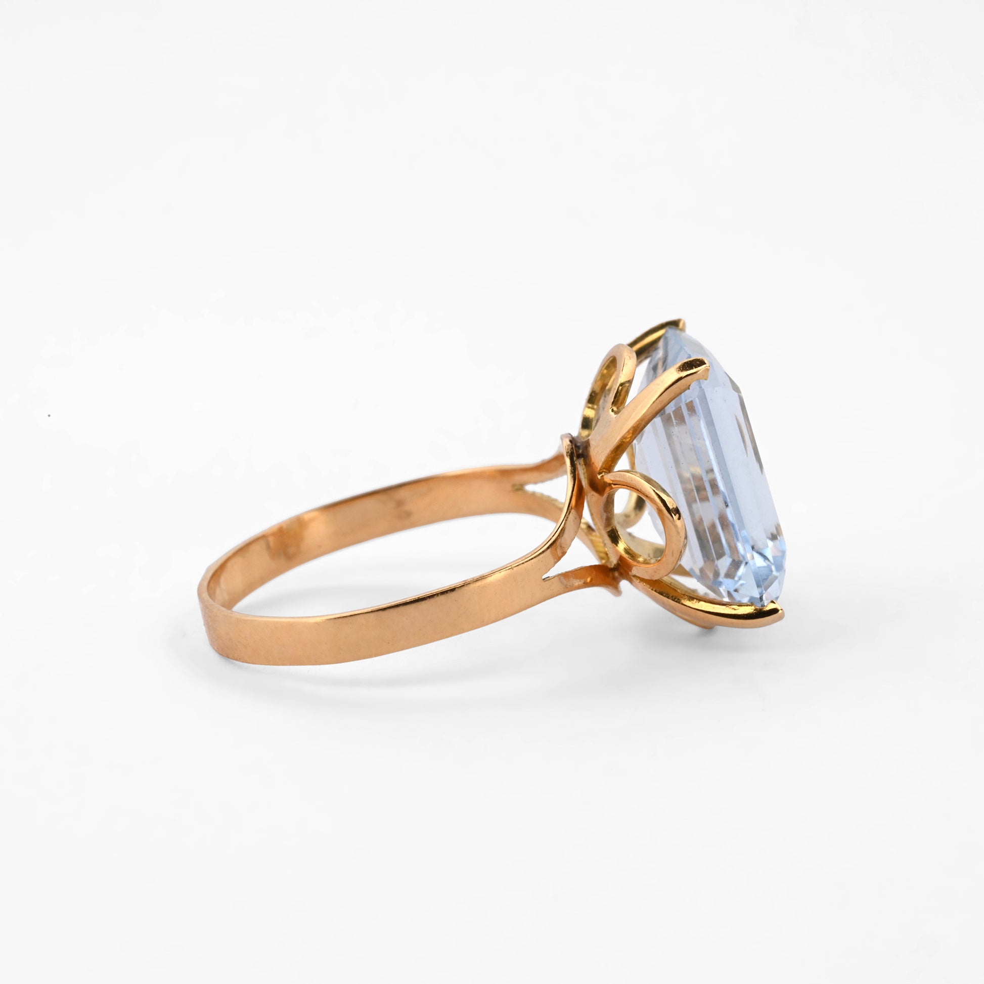 Comprar anillo de oro amarillo de 18kt con topacio talla baguette engastado en 4 grapas. Joyas restauradas. Joyas de segunda mano. Joyería Ian'Or.
