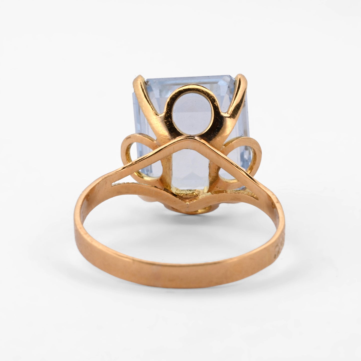 Comprar anillo de oro amarillo de 18kt con topacio talla baguette engastado en 4 grapas. Joyas restauradas. Joyas de segunda mano. Joyería Ian'Or.