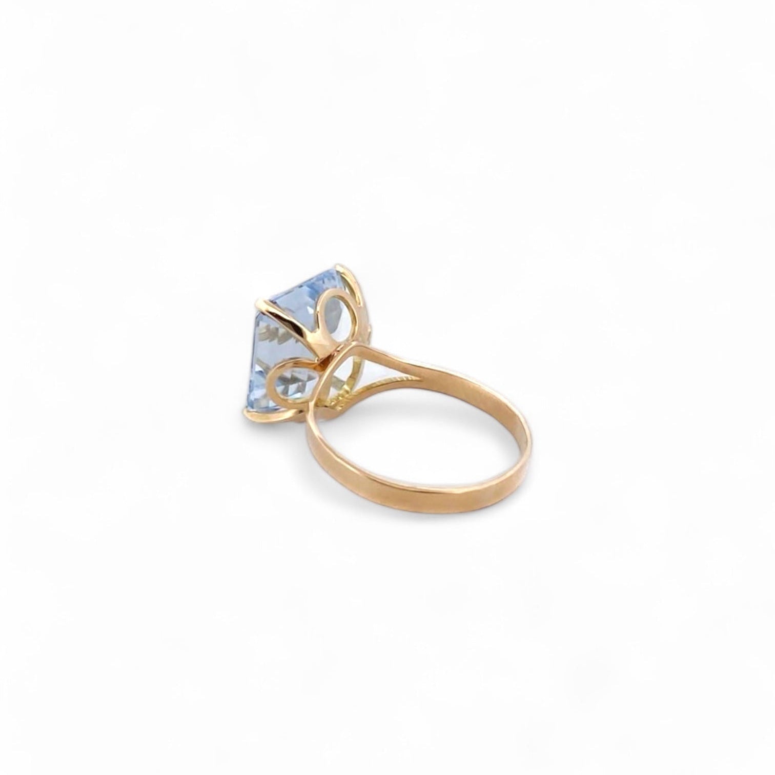 Comprar anillo de oro amarillo de 18kt con topacio talla baguette engastado en 4 grapas. Joyas restauradas. Joyas de segunda mano. Joyería Ian'Or.