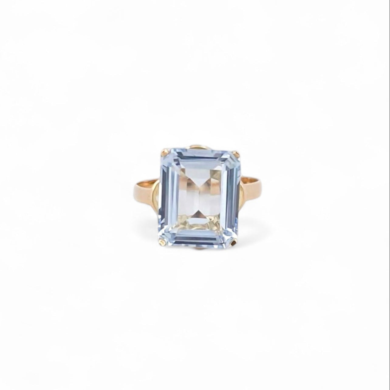 Comprar anillo de oro amarillo de 18kt con topacio talla baguette engastado en 4 grapas. Joyas restauradas. Joyas de segunda mano. Joyería Ian'Or.