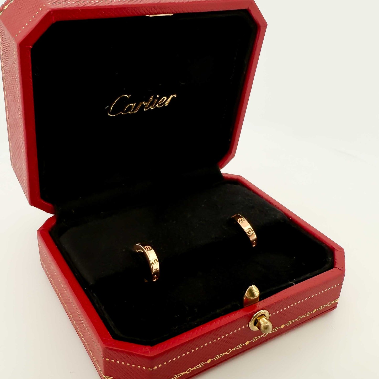 Comprar pendientes Cartier originales tipo aro realizados en oro rosa de 18kt. Colección Cartier Love.
Joyas de lujo Cartier al mejor precio, joyas de marca , pendientes Cartier
