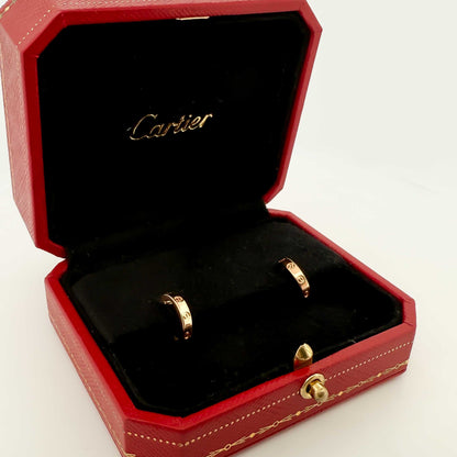 Comprar pendientes Cartier originales tipo aro realizados en oro rosa de 18kt. Colección Cartier Love.
Joyas de lujo Cartier al mejor precio, joyas de marca , pendientes Cartier