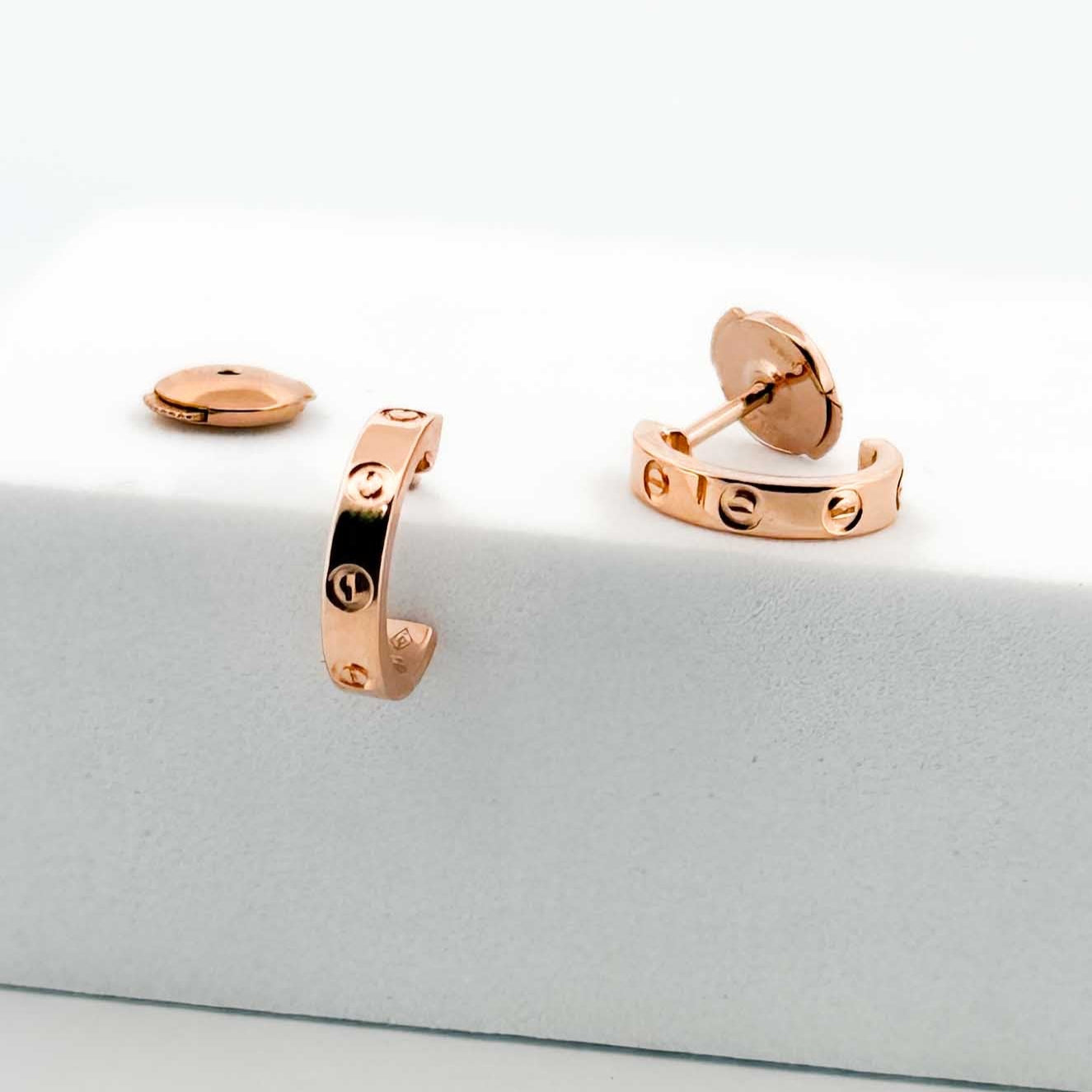 Comprar pendientes Cartier originales tipo aro realizados en oro rosa de 18kt. Colección Cartier Love.
Joyas de lujo Cartier al mejor precio, joyas de marca , pendientes Cartier