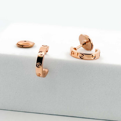 Comprar pendientes Cartier originales tipo aro realizados en oro rosa de 18kt. Colección Cartier Love.
Joyas de lujo Cartier al mejor precio, joyas de marca , pendientes Cartier