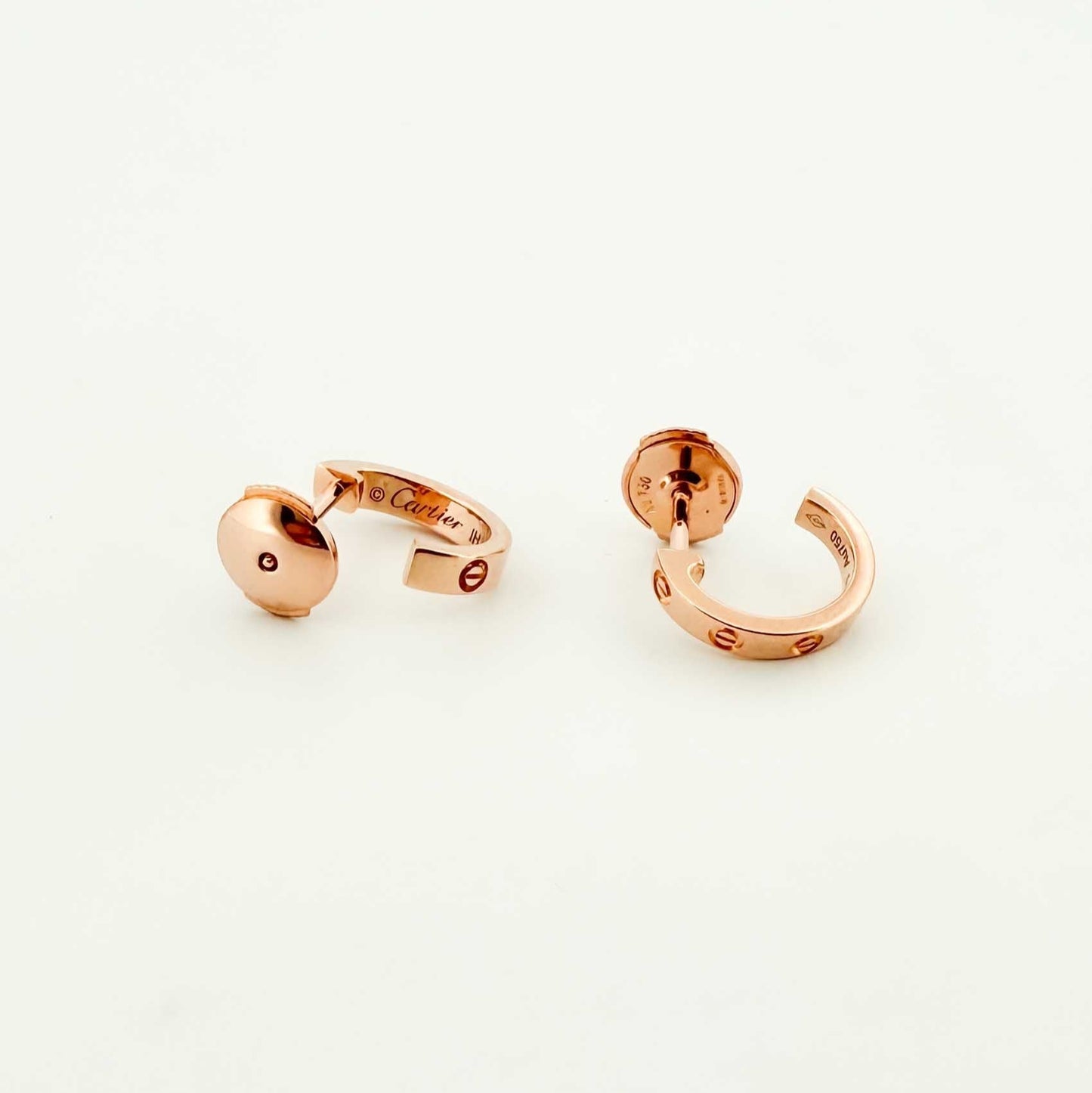 Comprar pendientes Cartier originales tipo aro realizados en oro rosa de 18kt. Colección Cartier Love.
Joyas de lujo Cartier al mejor precio, joyas de marca , pendientes Cartier
