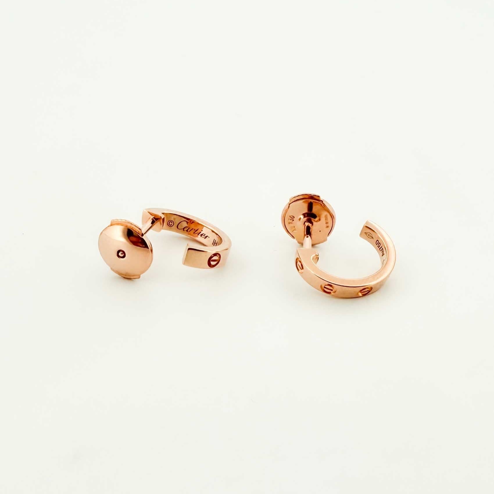 Comprar pendientes Cartier originales tipo aro realizados en oro rosa de 18kt. Colección Cartier Love.
Joyas de lujo Cartier al mejor precio, joyas de marca , pendientes Cartier