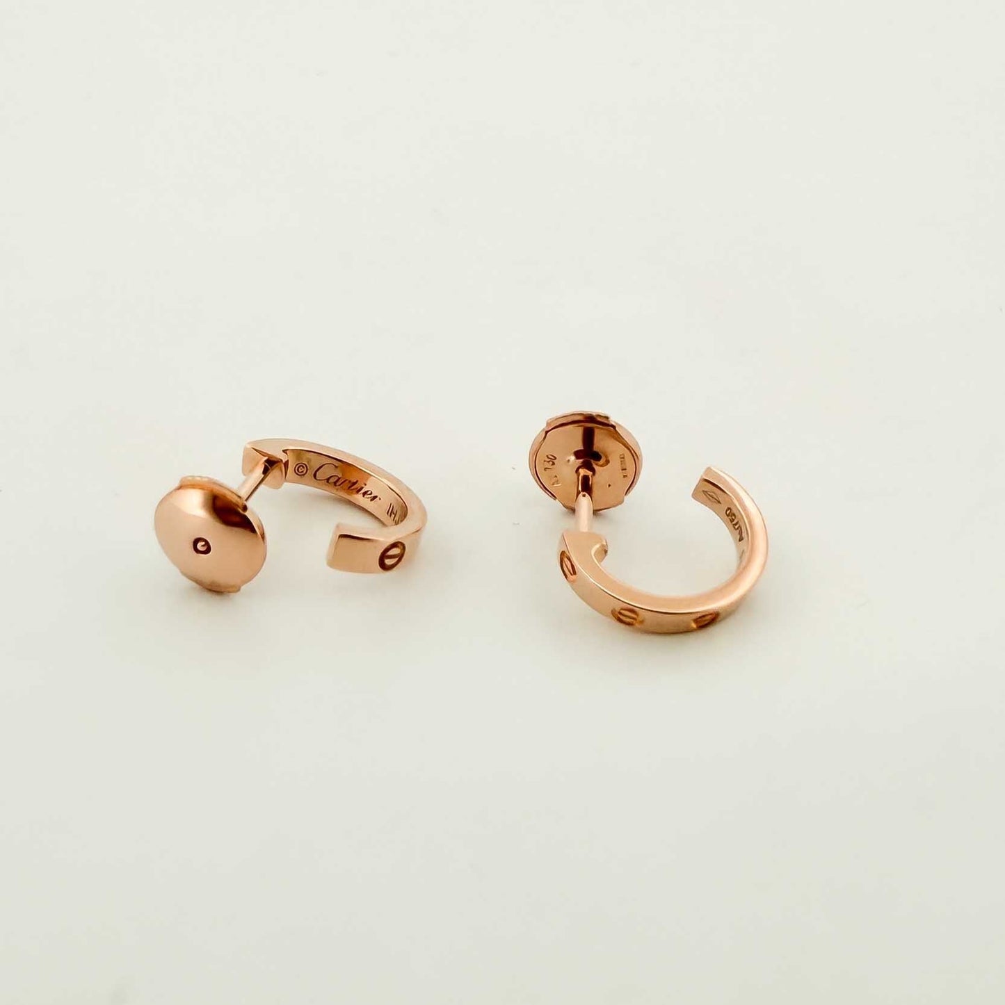 Comprar pendientes Cartier originales tipo aro realizados en oro rosa de 18kt. Colección Cartier Love.
Joyas de lujo Cartier al mejor precio, joyas de marca , pendientes Cartier