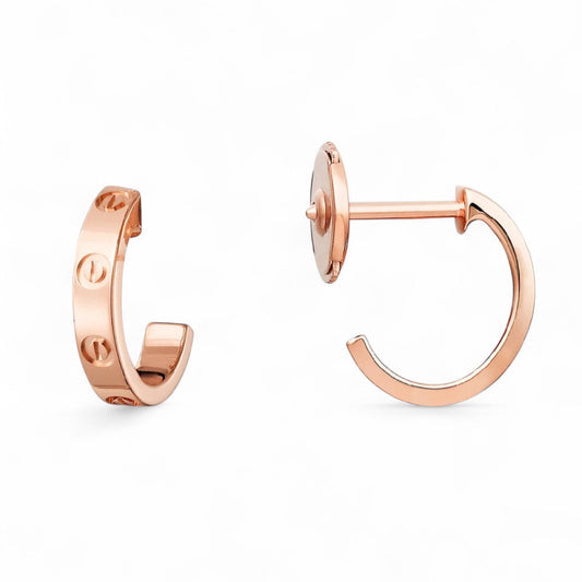Comprar pendientes Cartier originales tipo aro realizados en oro rosa de 18kt. Colección Cartier Love.
Joyas de lujo Cartier al mejor precio, joyas de marca , pendientes Cartier