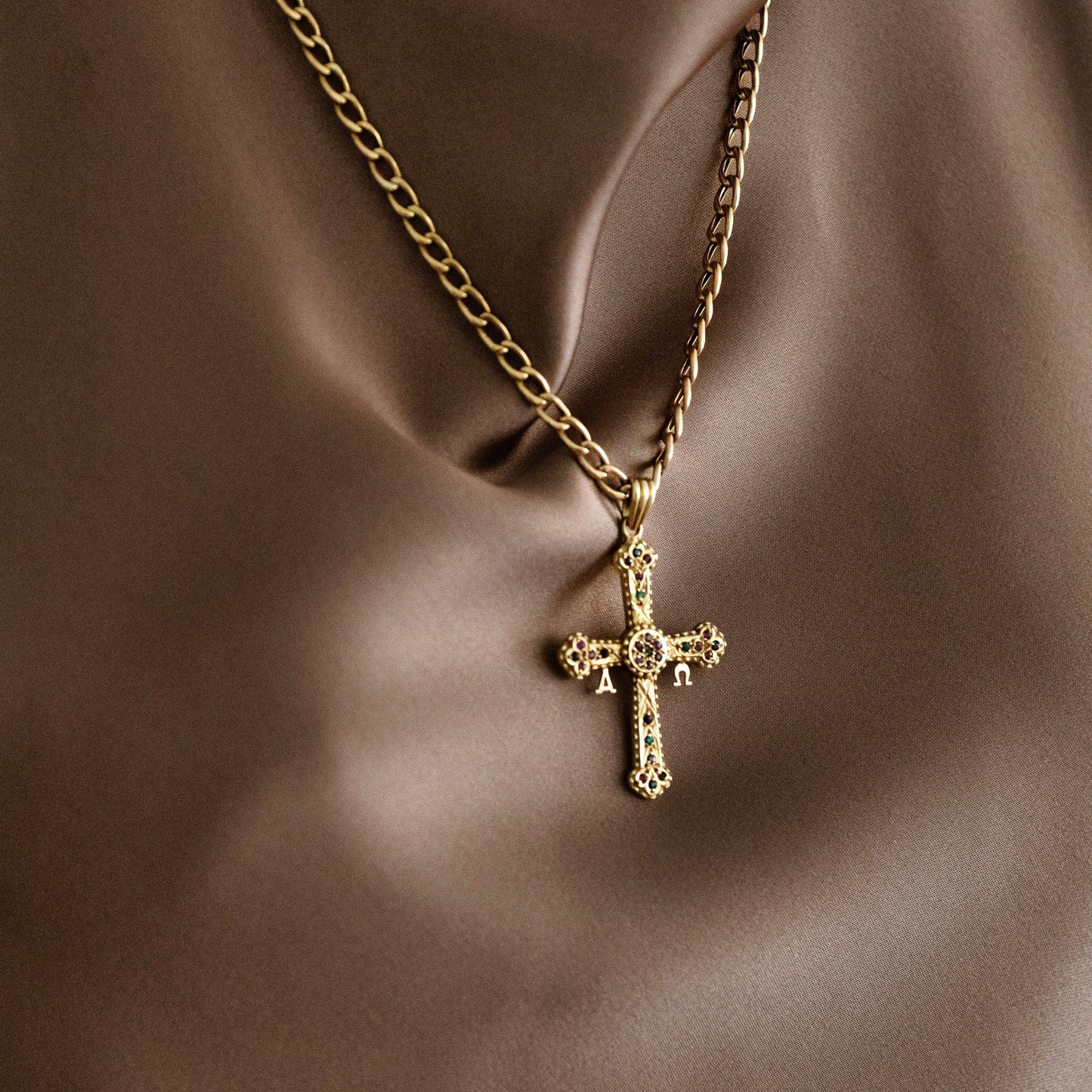 Comprar colgante cruz Asturiana en oro amarillo de 18kt con 28 piedras de colores. Joyería Ian'Or. Joyas acondicionadas para una nueva vida. Envío gratis.