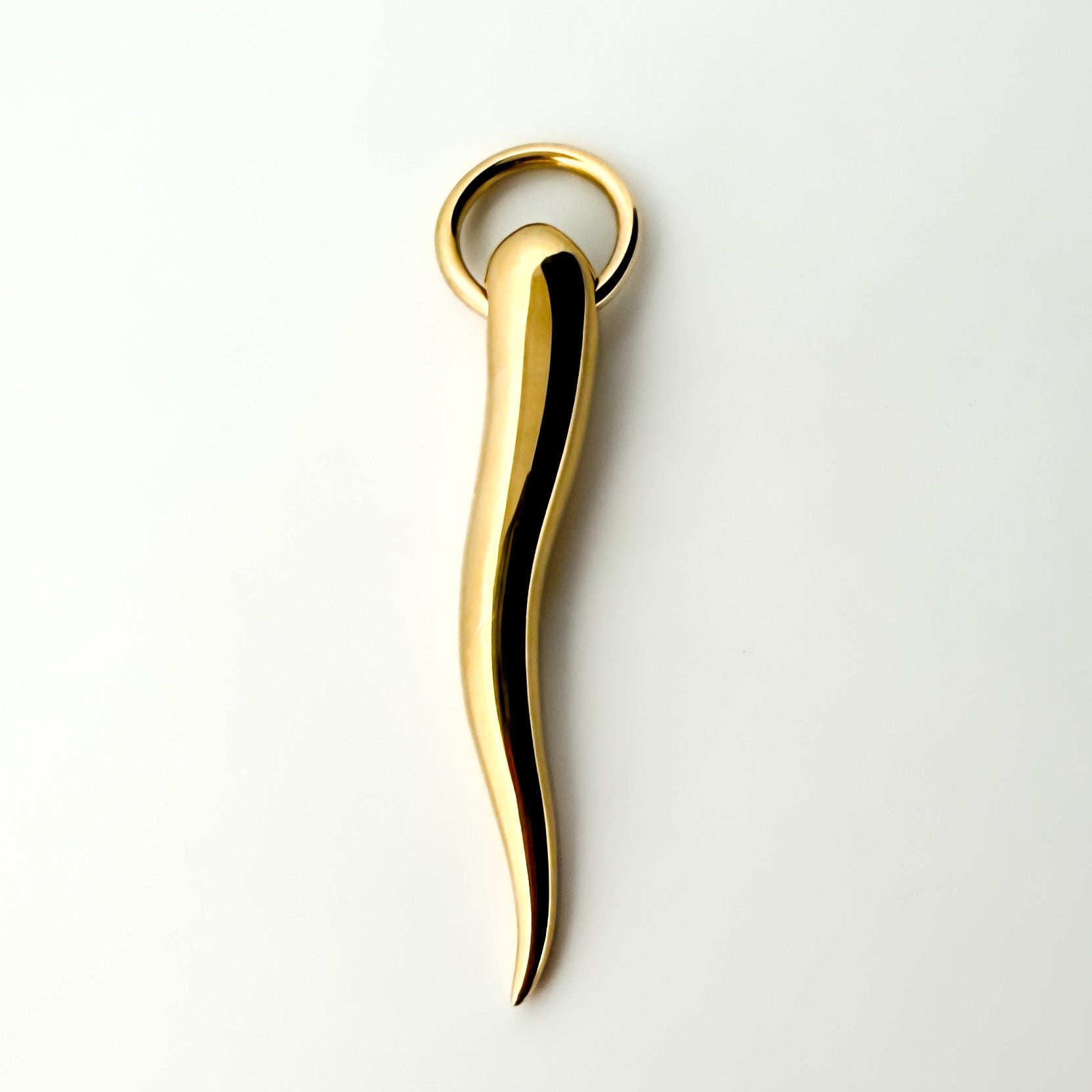 Colgante en forma de cuerno de la firma Pomellato de la colección Cornetti realizado en oro de 18k. Amuleto portafortuna llamado Cornicello, joyas Pomellato al mejor precio