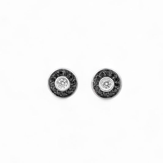 Comprar pendientes en oro blanco de 18kt y rosetón de diamantes negros con un diamante central blanco. Joyas segunda mano. Envío gratis. Joyas con diamantes.
