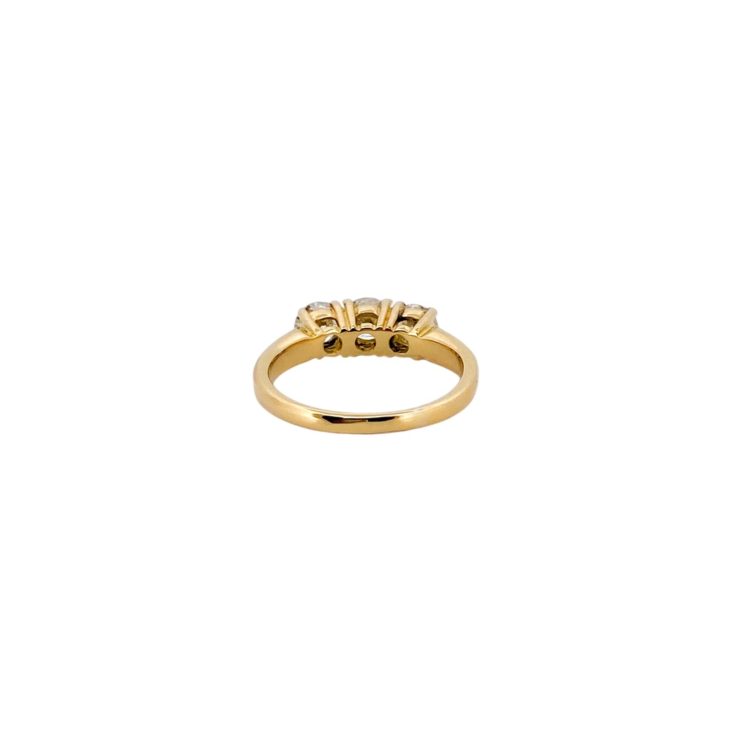 Comprar sortija tipo tresillo realizada en oro amarillo de 18kt con 3 diamantes talla brillante.
Joyas de segunda mano. Sortijas tresillo oro y diamantes.