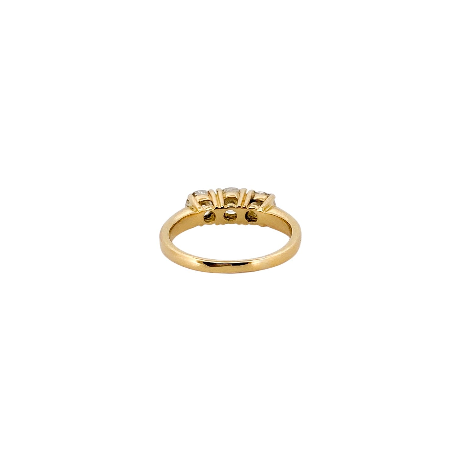 Comprar sortija tipo tresillo realizada en oro amarillo de 18kt con 3 diamantes talla brillante.
Joyas de segunda mano. Sortijas tresillo oro y diamantes.