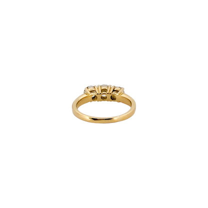 Comprar sortija tipo tresillo realizada en oro amarillo de 18kt con 3 diamantes talla brillante.
Joyas de segunda mano. Sortijas tresillo oro y diamantes.