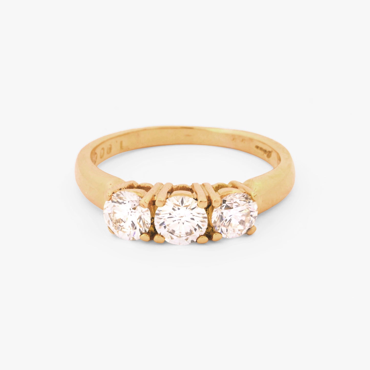 Comprar sortija tipo tresillo realizada en oro amarillo de 18kt con 3 diamantes talla brillante. Joyas de segunda mano. Envío gratis y pieza certificada