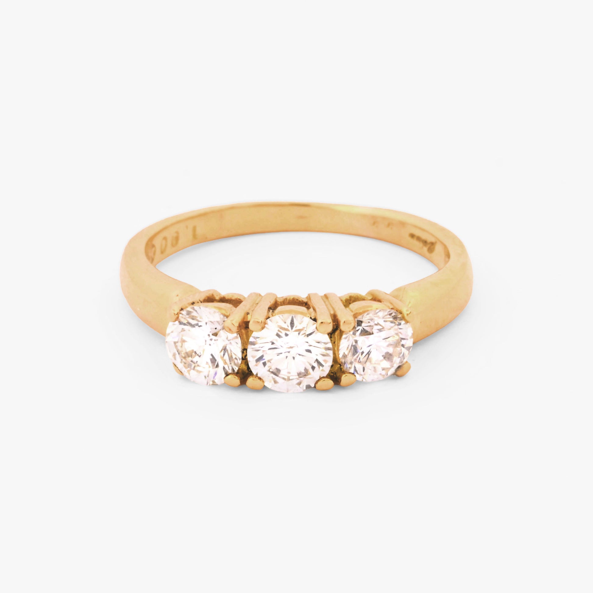 Comprar sortija tipo tresillo realizada en oro amarillo de 18kt con 3 diamantes talla brillante. Joyas de segunda mano. Envío gratis y pieza certificada