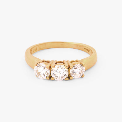 Comprar sortija tipo tresillo realizada en oro amarillo de 18kt con 3 diamantes talla brillante. Joyas de segunda mano. Envío gratis y pieza certificada