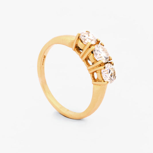 Comprar sortija tipo tresillo realizada en oro amarillo de 18kt con 3 diamantes talla brillante. Joyas de segunda mano. Envío gratis y pieza certificada