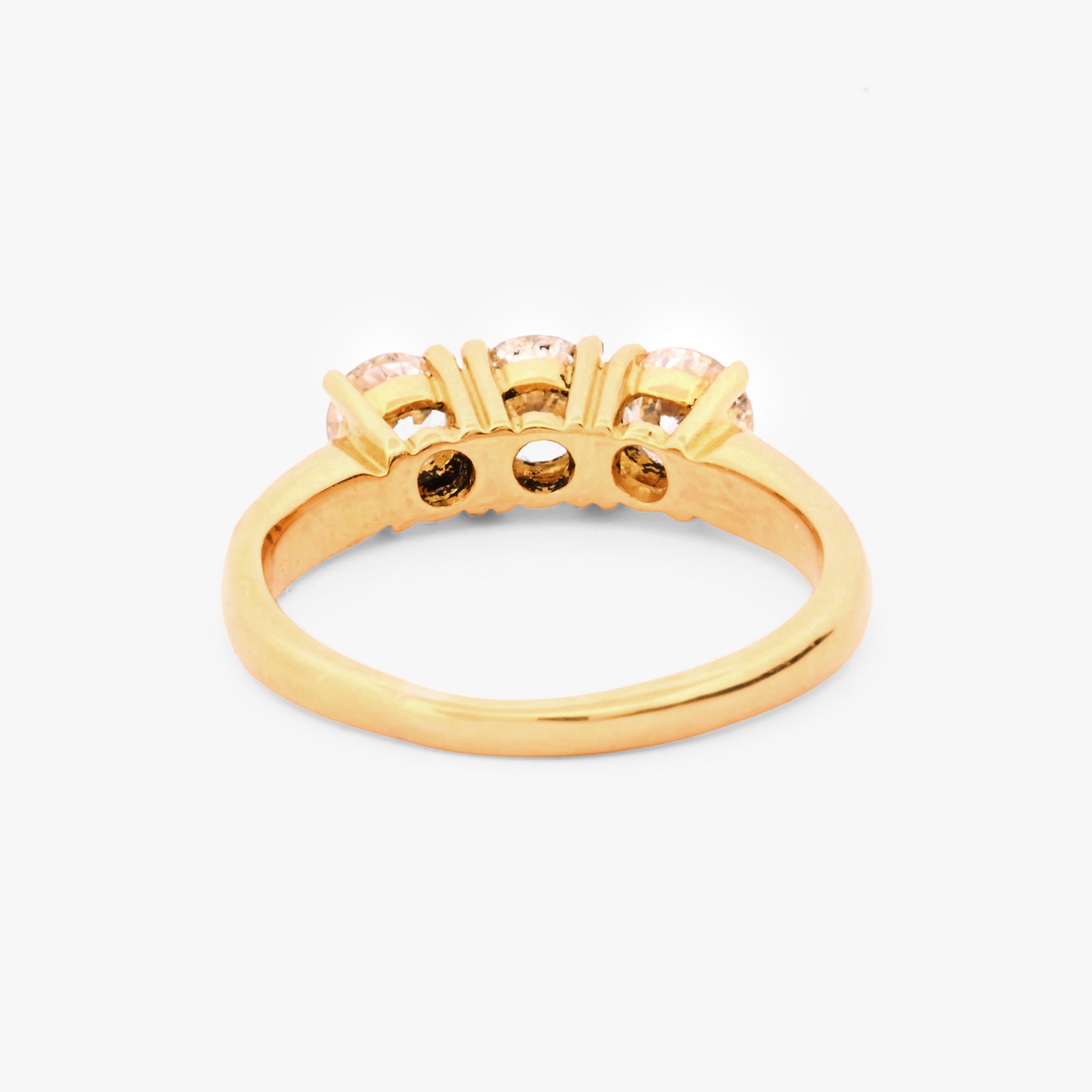 Comprar sortija tipo tresillo realizada en oro amarillo de 18kt con 3 diamantes talla brillante. Joyas de segunda mano. Envío gratis y pieza certificada
