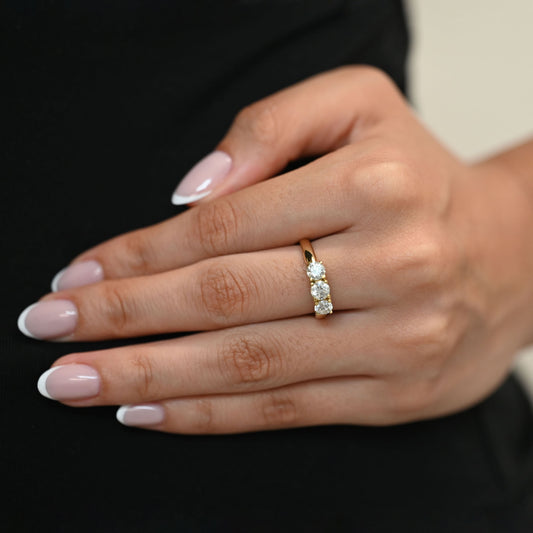 Comprar sortija tipo tresillo realizada en oro amarillo de 18kt con 3 diamantes talla brillante. Joyas de segunda mano. Envío gratis y pieza certificada