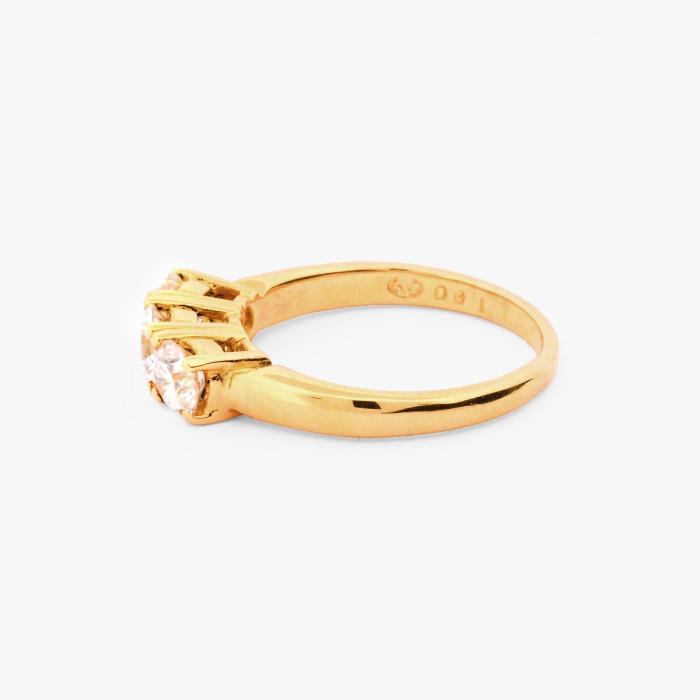Comprar sortija tipo tresillo realizada en oro amarillo de 18kt con 3 diamantes talla brillante. Joyas de segunda mano. Envío gratis y pieza certificada