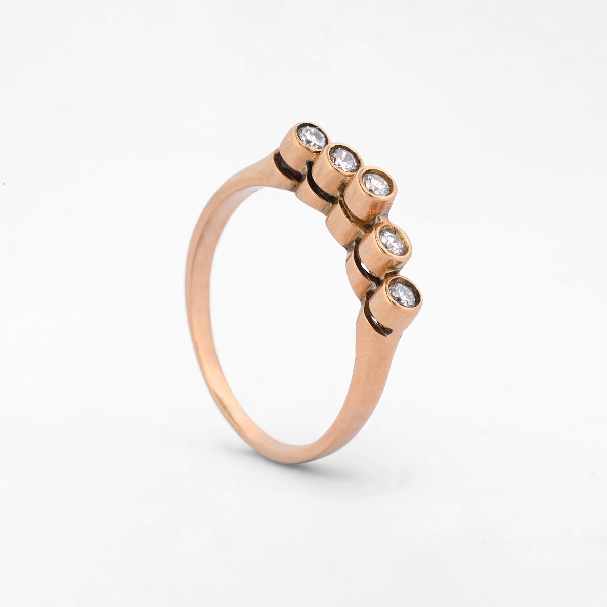 Comprar sortija de oro amarillo de 18kt con carril de 5 diamantes talla brillantes de 0,04ct cada uno y 0,20ct en total. Joyería Ian'Or. Envío gratuito.