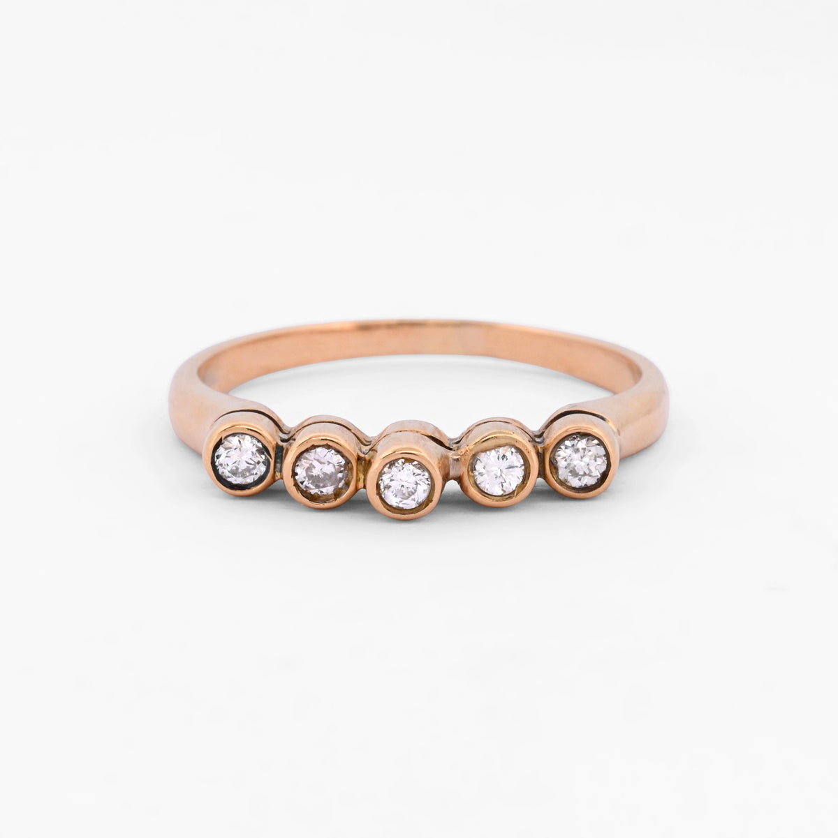 Comprar sortija de oro amarillo de 18kt con carril de 5 diamantes talla brillantes de 0,04ct cada uno y 0,20ct en total. Joyería Ian'Or. Envío gratuito.