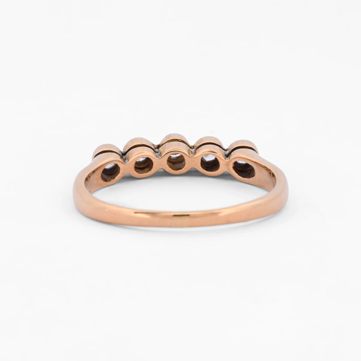 Comprar sortija de oro amarillo de 18kt con carril de 5 diamantes talla brillantes de 0,04ct cada uno y 0,20ct en total. Joyería Ian'Or. Envío gratuito.