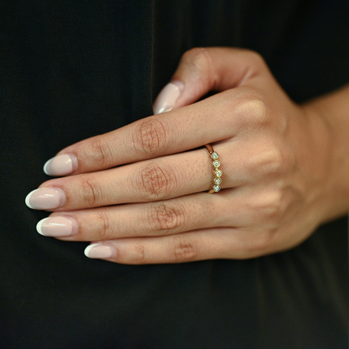 Comprar sortija de oro amarillo de 18kt con carril de 5 diamantes talla brillantes de 0,04ct cada uno y 0,20ct en total. Joyería Ian'Or. Envío gratuito.