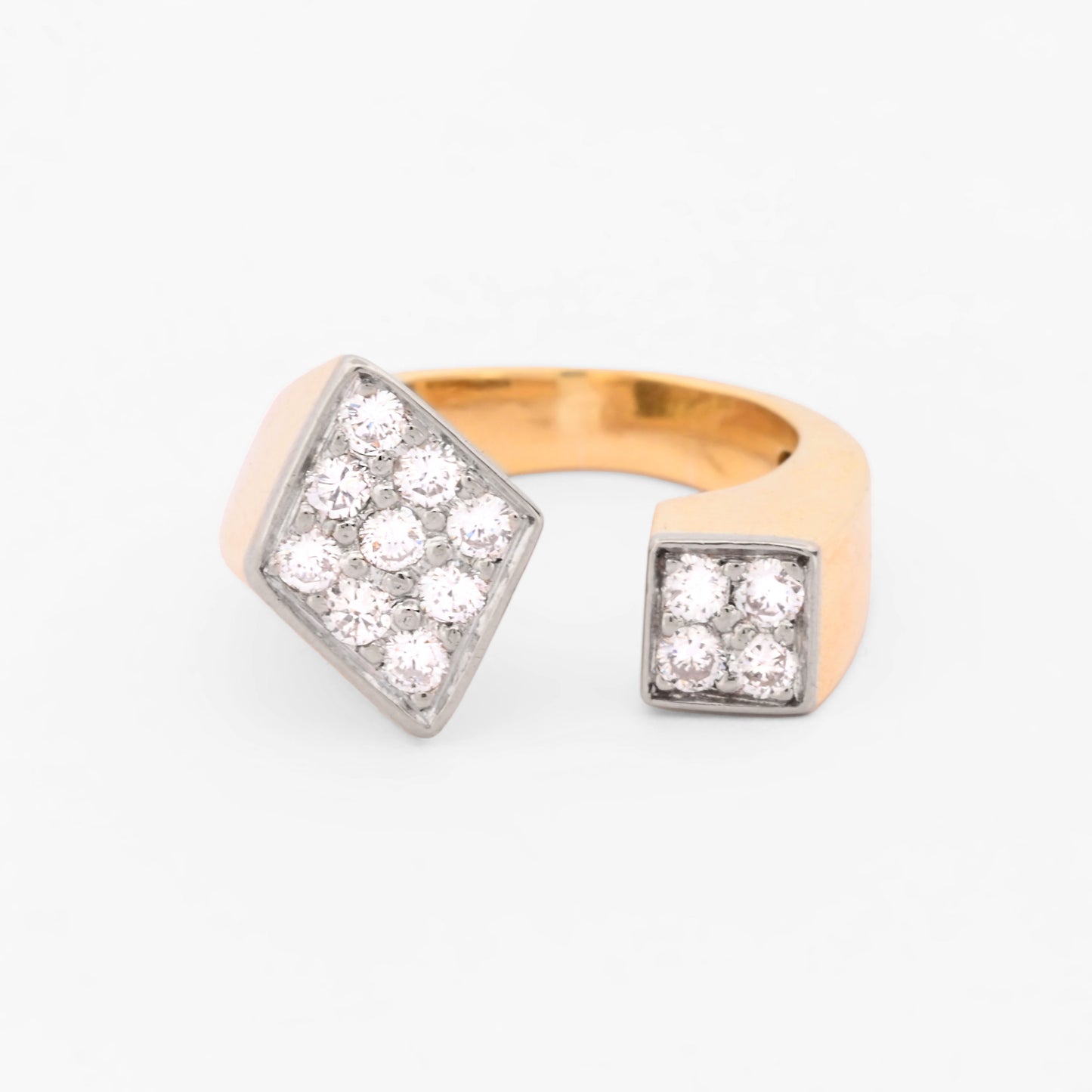 Comprar anillo abierto tipo sello realizado en oro amarillo de 18kt en forma de rombo y cuadrado y pavé de diamantes. Joyas segunda mano. Joyería Ian'Or.