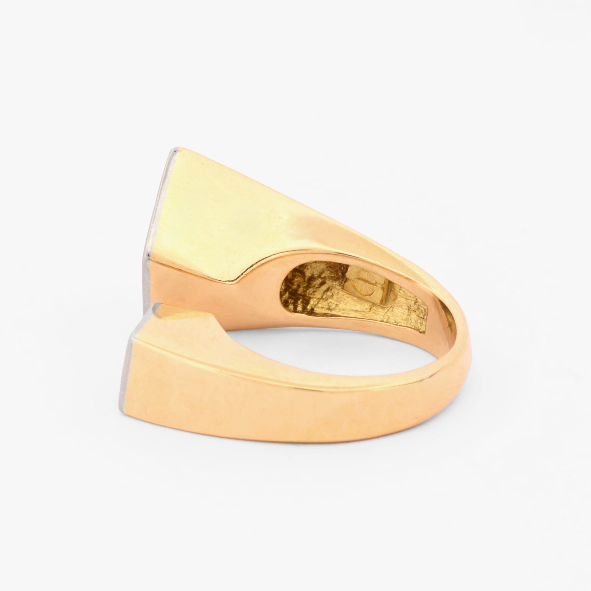 Comprar anillo abierto tipo sello realizado en oro amarillo de 18kt en forma de rombo y cuadrado y pavé de diamantes. Joyas segunda mano. Joyería Ian'Or.