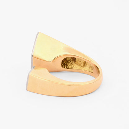 Comprar anillo abierto tipo sello realizado en oro amarillo de 18kt en forma de rombo y cuadrado y pavé de diamantes. Joyas segunda mano. Joyería Ian'Or.