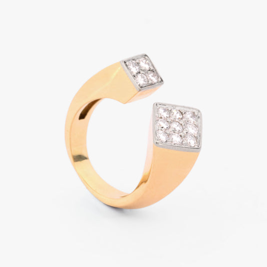 Comprar anillo abierto tipo sello realizado en oro amarillo de 18kt en forma de rombo y cuadrado y pavé de diamantes. Joyas segunda mano. Joyería Ian'Or.