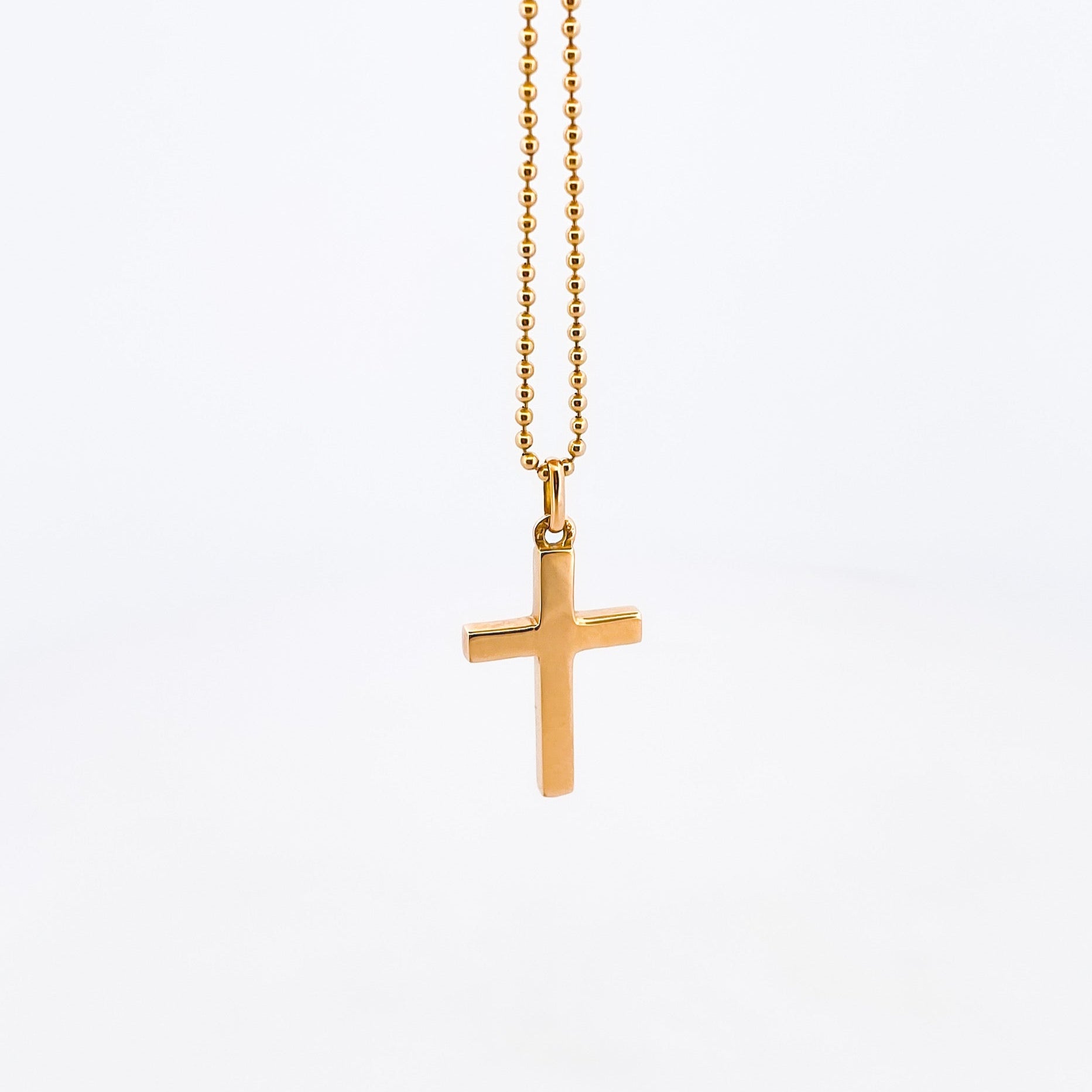 Comprar colgante en oro amarillo de 18kt en forma de cruz y acabado liso. Joyería Ian'Or. Joyas de segunda mano. Joyas con motivos religiosos. Envío GRATIS.
