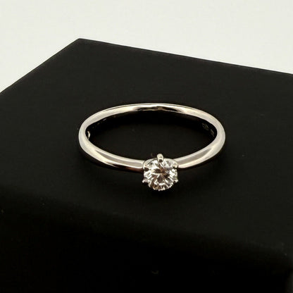 Comprar solitario de la firma RABAT en oro blanco de 18kt de la colección RABAT Rose. Joyas acondicionadas. Joyas Rabat. Joyería Ian'Or. Envío GRATIS.