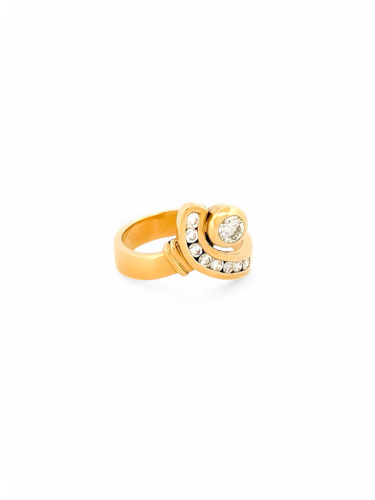 Anillo realizado en oro amarillo de 18kt con brillante central y brazo con carril de 8 diamantes. Anillos de segunda mano baratos, joyas de oro antiguas, donde comprar oro Barcelona.