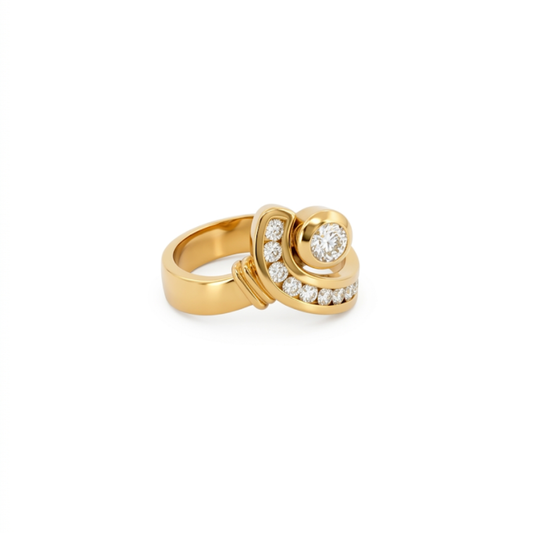Anillo realizado en oro amarillo de 18kt con brillante central y brazo con carril de 8 diamantes. Anillos de segunda mano baratos, joyas de oro antiguas, donde comprar oro Barcelona.