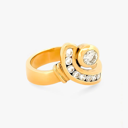 Anillo realizado en oro amarillo de 18kt con brillante central y brazo con carril de 8 diamantes. Anillos de segunda mano baratos, joyas de oro barcelona 