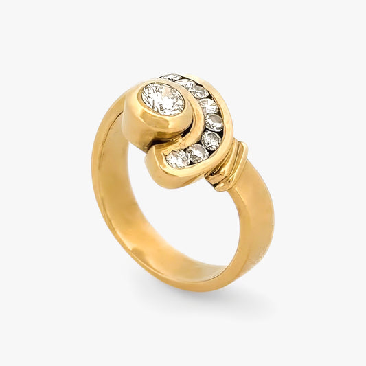 Anillo realizado en oro amarillo de 18kt con brillante central y brazo con carril de 8 diamantes. Anillos de segunda mano baratos, joyas de oro barcelona 