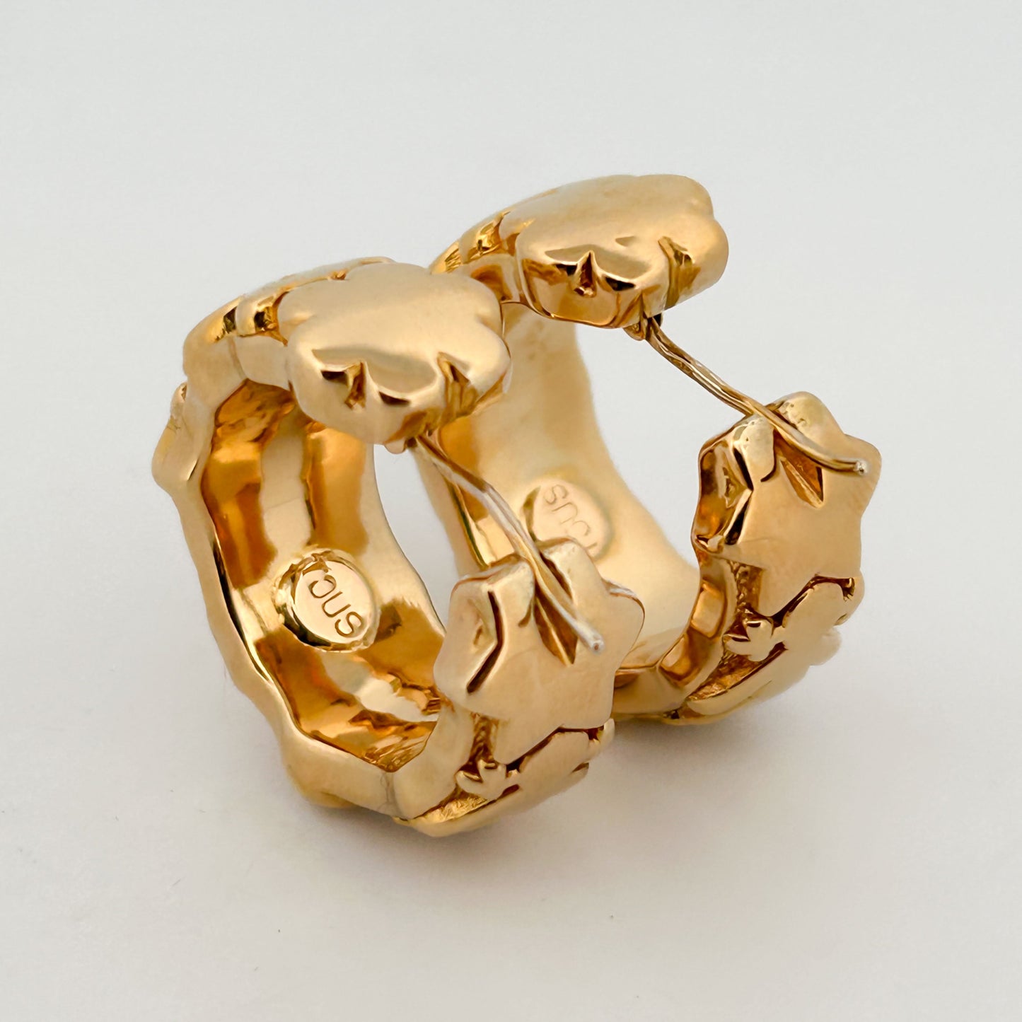 Comprar pendientes de aro realizados en oro amarillo de 18kt originales de la firma TOUS tipo criollas con los icónicos motivos de tous, osito, casa, flor, elefante y coche. Joyas Tous restauradas.