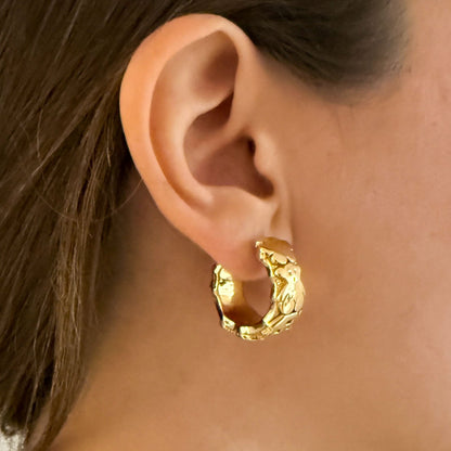 Comprar pendientes de aro realizados en oro amarillo de 18kt originales de la firma TOUS tipo criollas con los icónicos motivos de tous, osito, casa, flor, elefante y coche. Joyas Tous restauradas.