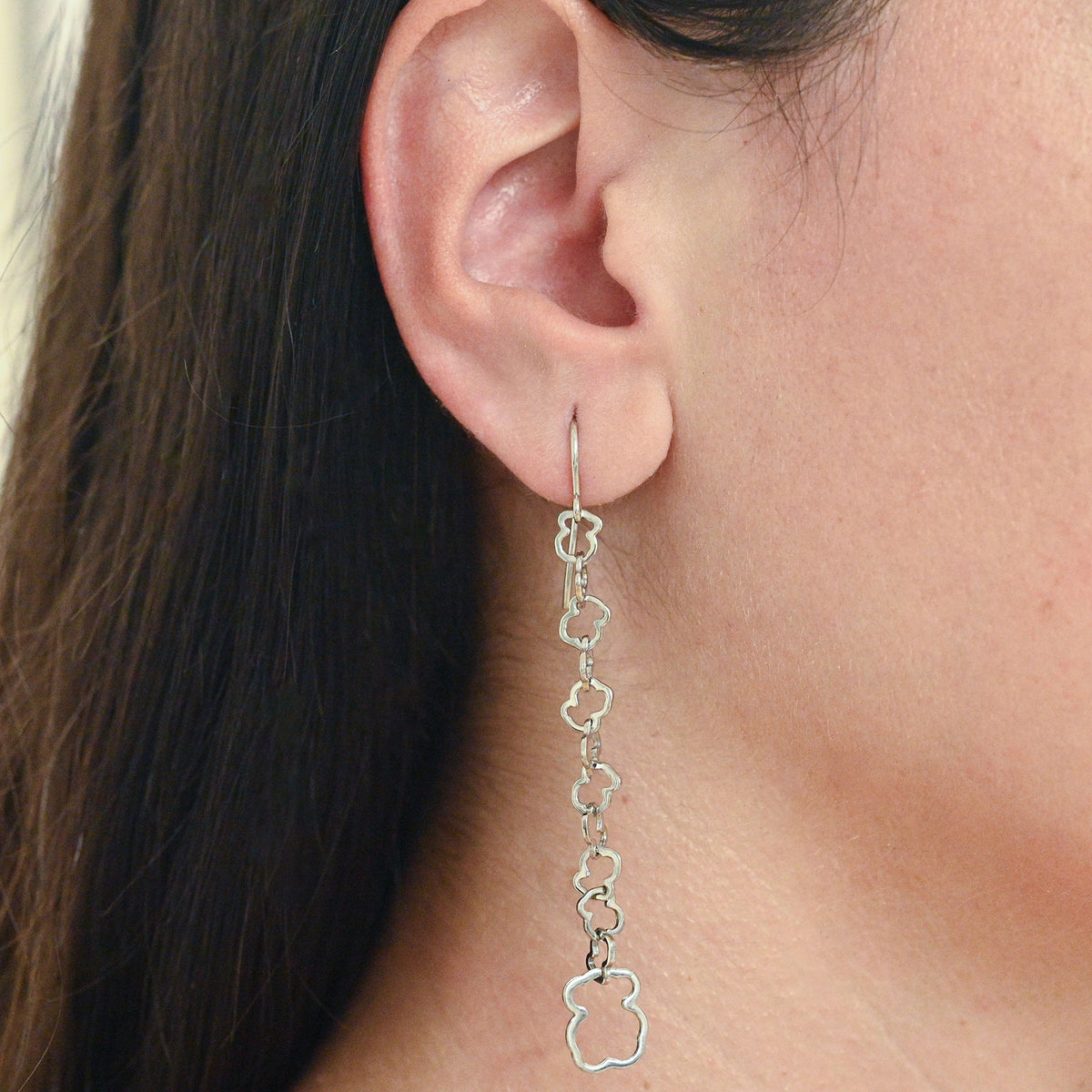 Comprar pendientes oro blanco de 18kt  TOUS originales de la colección Carrusel con los icónicos ositos eslabonados. Joyas Tous de segunda mano baratas