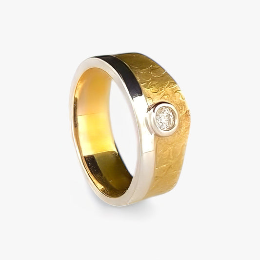 Anillo bicolor de oro blanco y amarillo de 18kt con diamante talla brillante engastado en la parte central. Joyas segunda mano restauradas baratas en Barcelona.