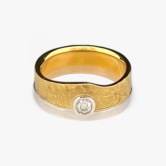 Anillo bicolor de oro blanco y amarillo de 18kt con diamante talla brillante engastado en la parte central. Joyas segunda mano restauradas baratas en Barcelona.