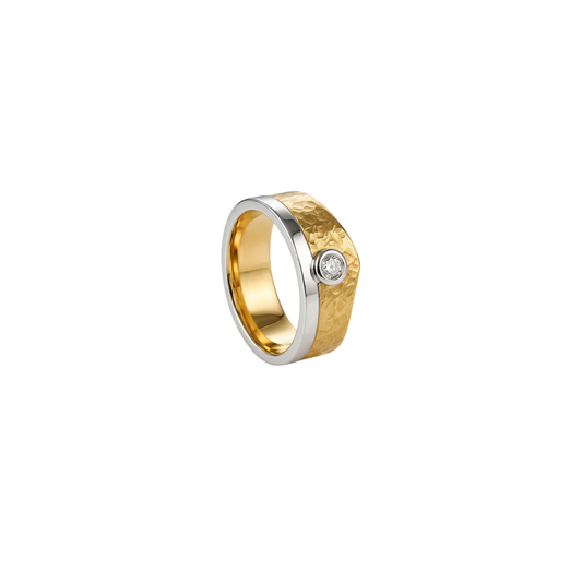 Anillo bicolor de oro blanco y amarillo de 18kt con diamante talla brillante engastado en la parte central. Joyas segunda mano restauradas baratas en Barcelona.